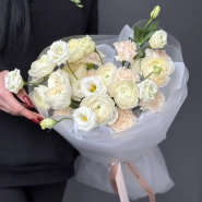 Нежный зимний букет: ранункулюс, эустома, диантус 3