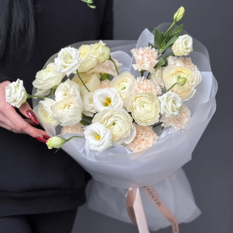 Нежный зимний букет: ранункулюс, эустома, диантус