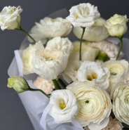 Нежный зимний букет: ранункулюс, эустома, диантус 4