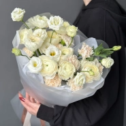 Нежный зимний букет: ранункулюс, эустома, диантус 1