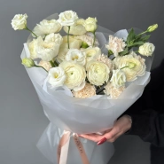 Нежный зимний букет: ранункулюс, эустома, диантус 2