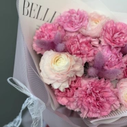 Букет с ранункулюсами и диантусами 3
