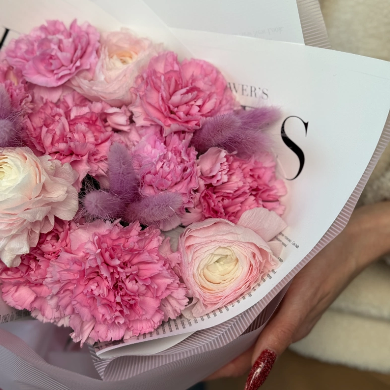 Букет с ранункулюсами и диантусами