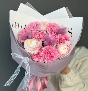 Букет с ранункулюсами и диантусами