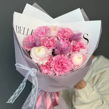 Букет с ранункулюсами и диантусами