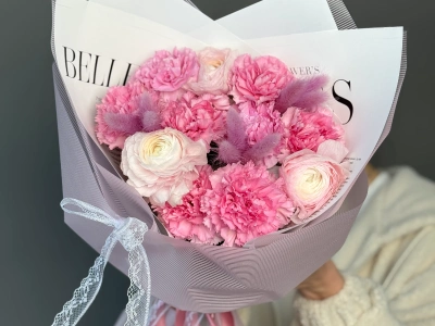 Букет с ранункулюсами и диантусами