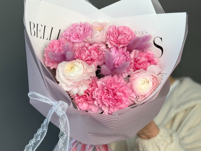 Букет с ранункулюсами и диантусами