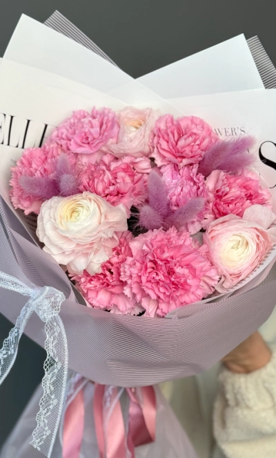 Букет с ранункулюсами и диантусами