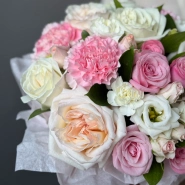 Композиция с ранункулюсом и ароматными розами 4