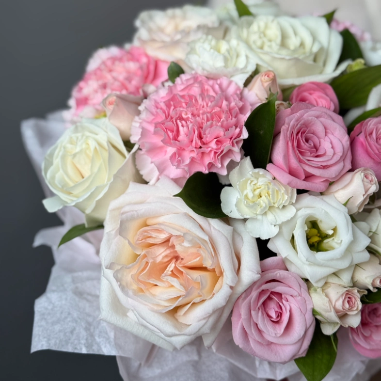 Композиция с ранункулюсом и ароматными розами