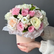 Композиция с ранункулюсом и ароматными розами 1