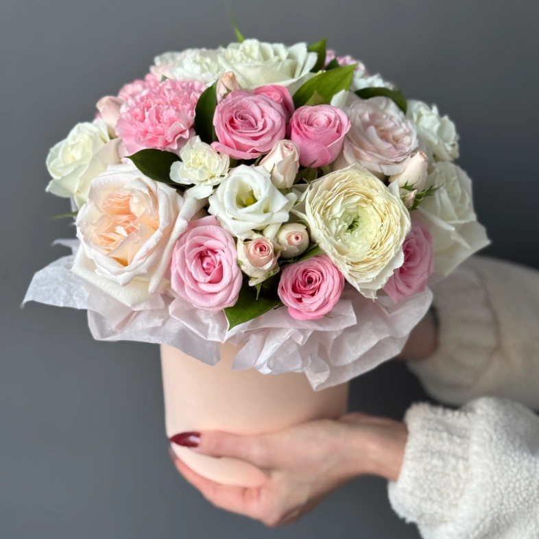 Композиция с ранункулюсом и ароматными розами