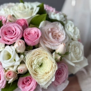 Композиция с ранункулюсом и ароматными розами 3