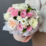 Композиция с ранункулюсом и ароматными розами 0