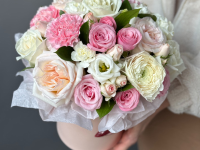 Композиция с ранункулюсом и ароматными розами