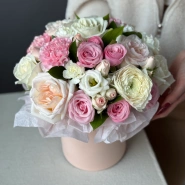 Композиция с ранункулюсом и ароматными розами 2