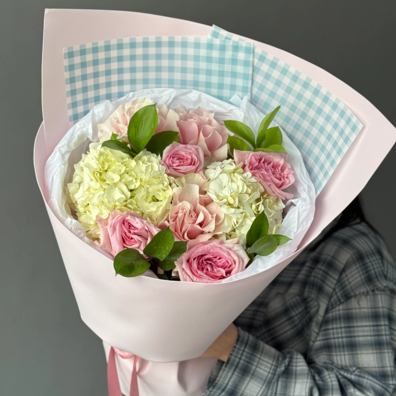 Букет объемный с гортензией и розами