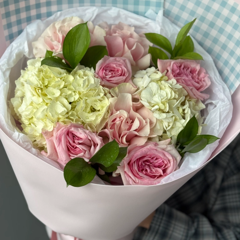 Букет объемный с гортензией и розами