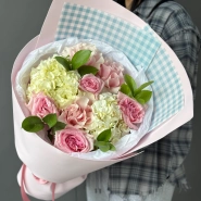 Букет объемный с гортензией и розами 0