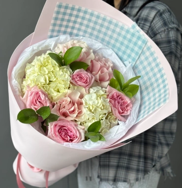Букет объемный с гортензией и розами