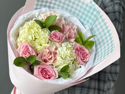 Букет объемный с гортензией и розами
