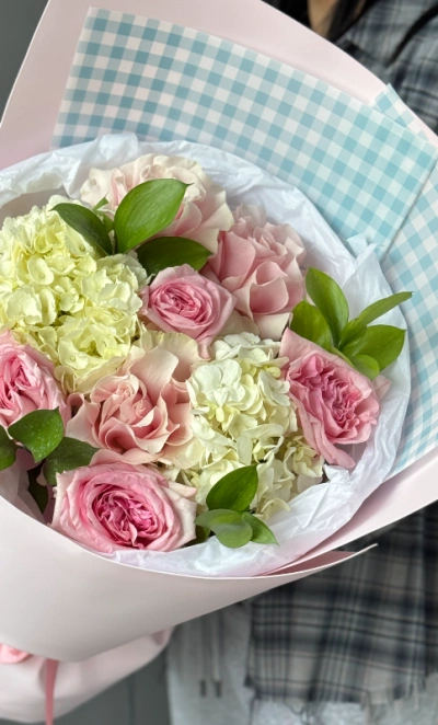 Букет объемный с гортензией и розами