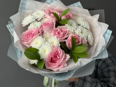 Прекрасный букет с хризантемой и розами