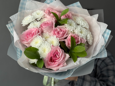 Прекрасный букет с хризантемой и розами