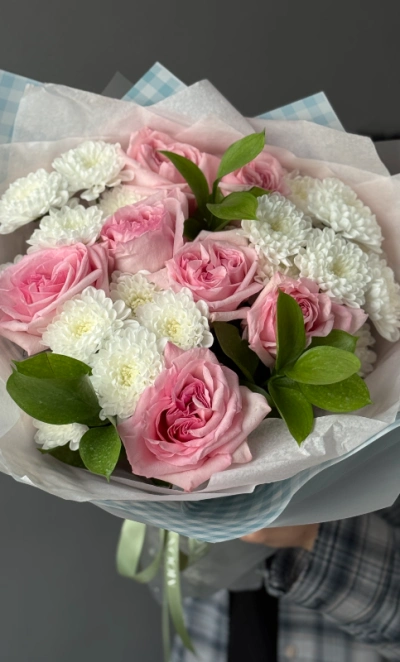 Прекрасный букет с хризантемой и розами