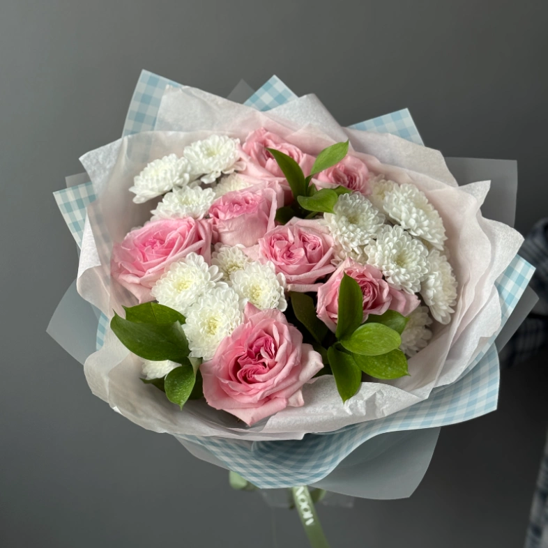 Прекрасный букет с хризантемой и розами