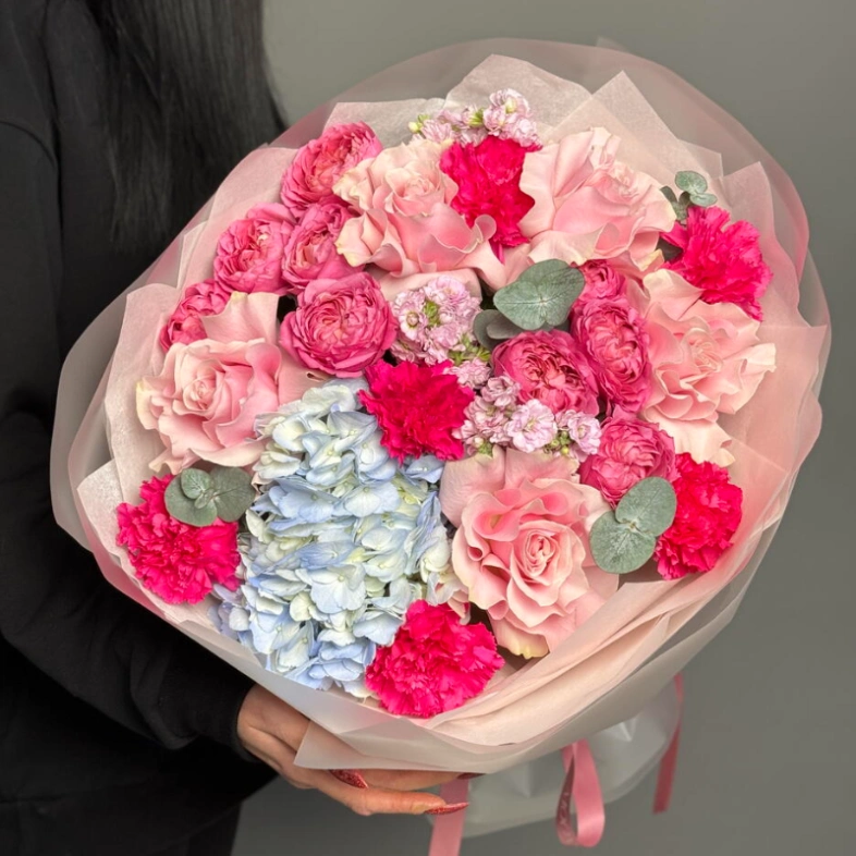 Яркий букет с кустовыми розами гортензией и маттиолой