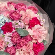 Яркий букет с кустовыми розами гортензией и маттиолой 3