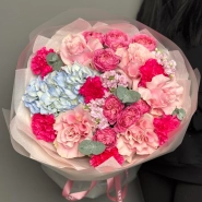 Яркий букет с кустовыми розами гортензией и маттиолой 2