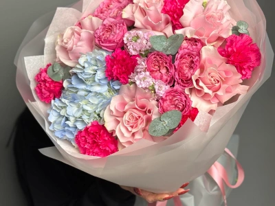 Яркий букет с кустовыми розами гортензией и маттиолой