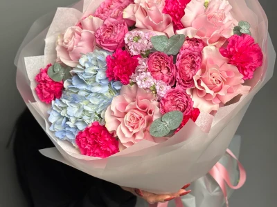 Яркий букет с кустовыми розами гортензией и маттиолой