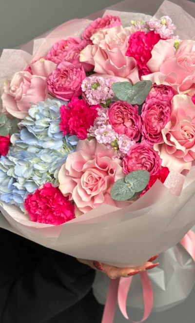 Яркий букет с кустовыми розами гортензией и маттиолой