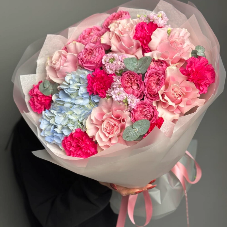 Яркий букет с кустовыми розами гортензией и маттиолой