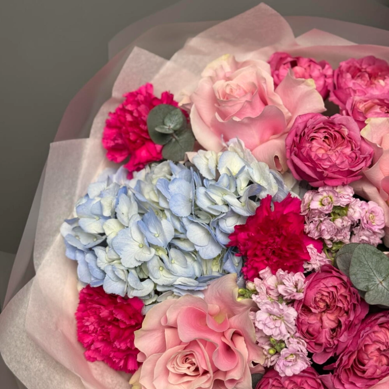 Яркий букет с кустовыми розами гортензией и маттиолой