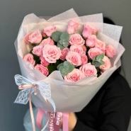 &laquo;Принцесса Диана&raquo; кустовые пионовидные розы с бантом 0