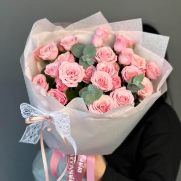 «Принцесса Диана» кустовые пионовидные розы с бантом