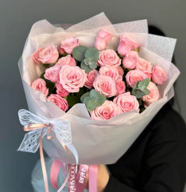 «Принцесса Диана» кустовые пионовидные розы с бантом