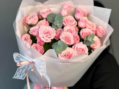 «Принцесса Диана» кустовые пионовидные розы с бантом