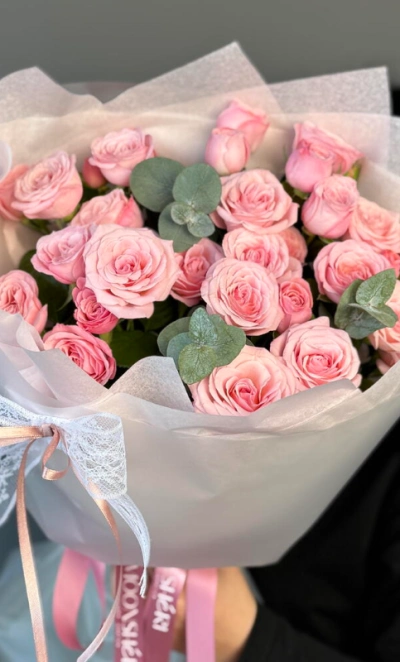 «Принцесса Диана» кустовые пионовидные розы с бантом