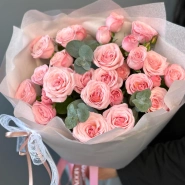 &laquo;Принцесса Диана&raquo; кустовые пионовидные розы с бантом 2