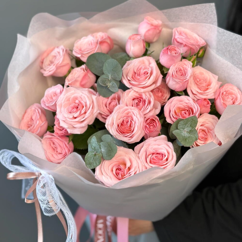 &laquo;Принцесса Диана&raquo; кустовые пионовидные розы с бантом