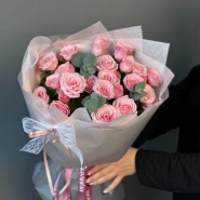 &laquo;Принцесса Диана&raquo; кустовые пионовидные розы с бантом 1