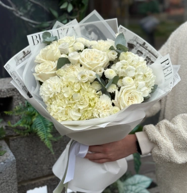 Стильный букет с гортензией, розой и эустомой 