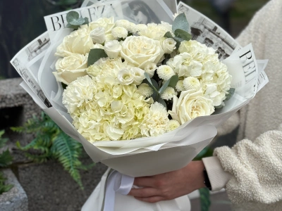 Стильный букет с гортензией, розой и эустомой 