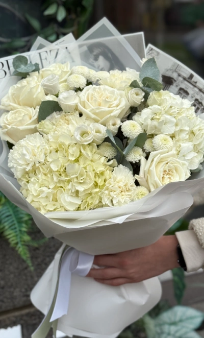 Стильный букет с гортензией, розой и эустомой 