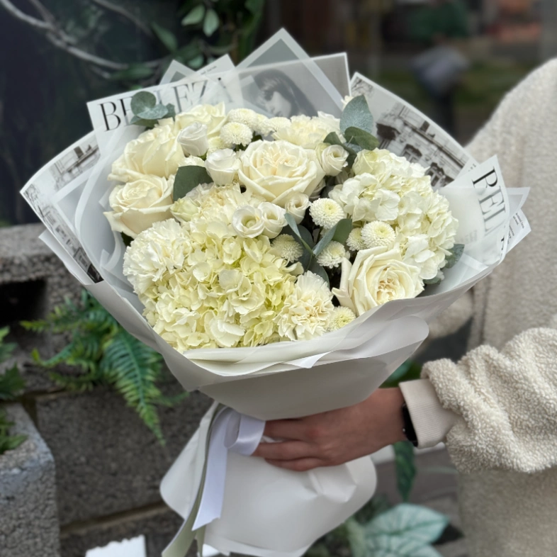 Стильный букет с гортензией, розой и эустомой 